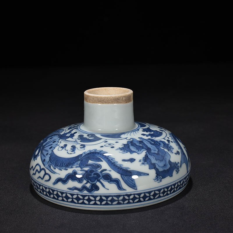 Ming Dynasty Jiajing blue and white pterosaur pattern tall bowl
