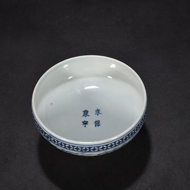 Ming Dynasty Jiajing blue and white pterosaur pattern tall bowl