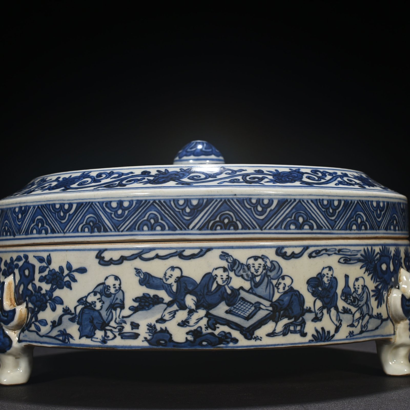 Ming Dynasty Jiajing blue and white chess calligraphy and painting three-legged fruit box