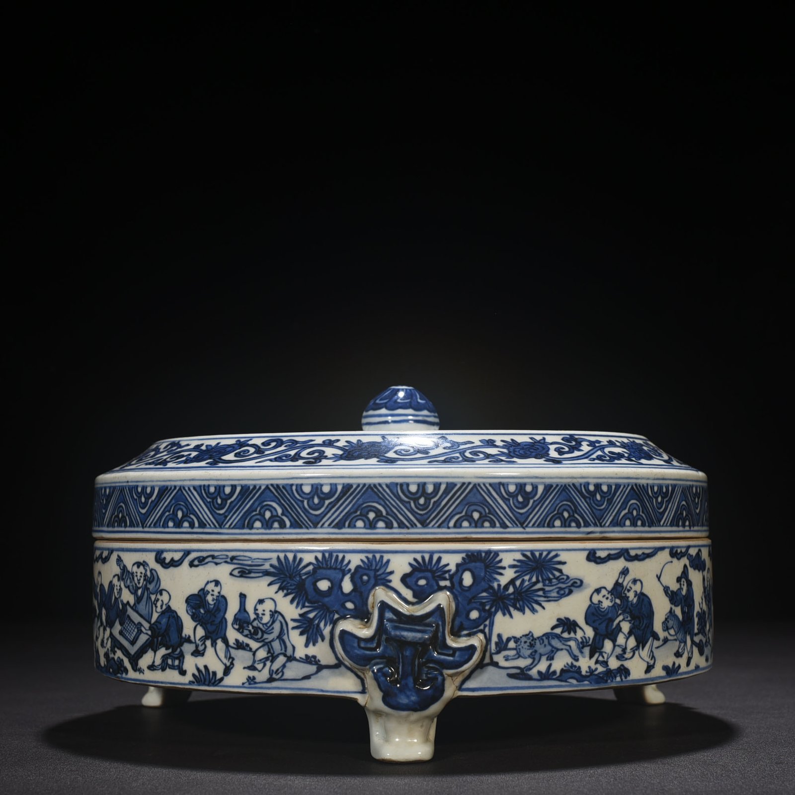 Ming Dynasty Jiajing blue and white chess calligraphy and painting three-legged fruit box