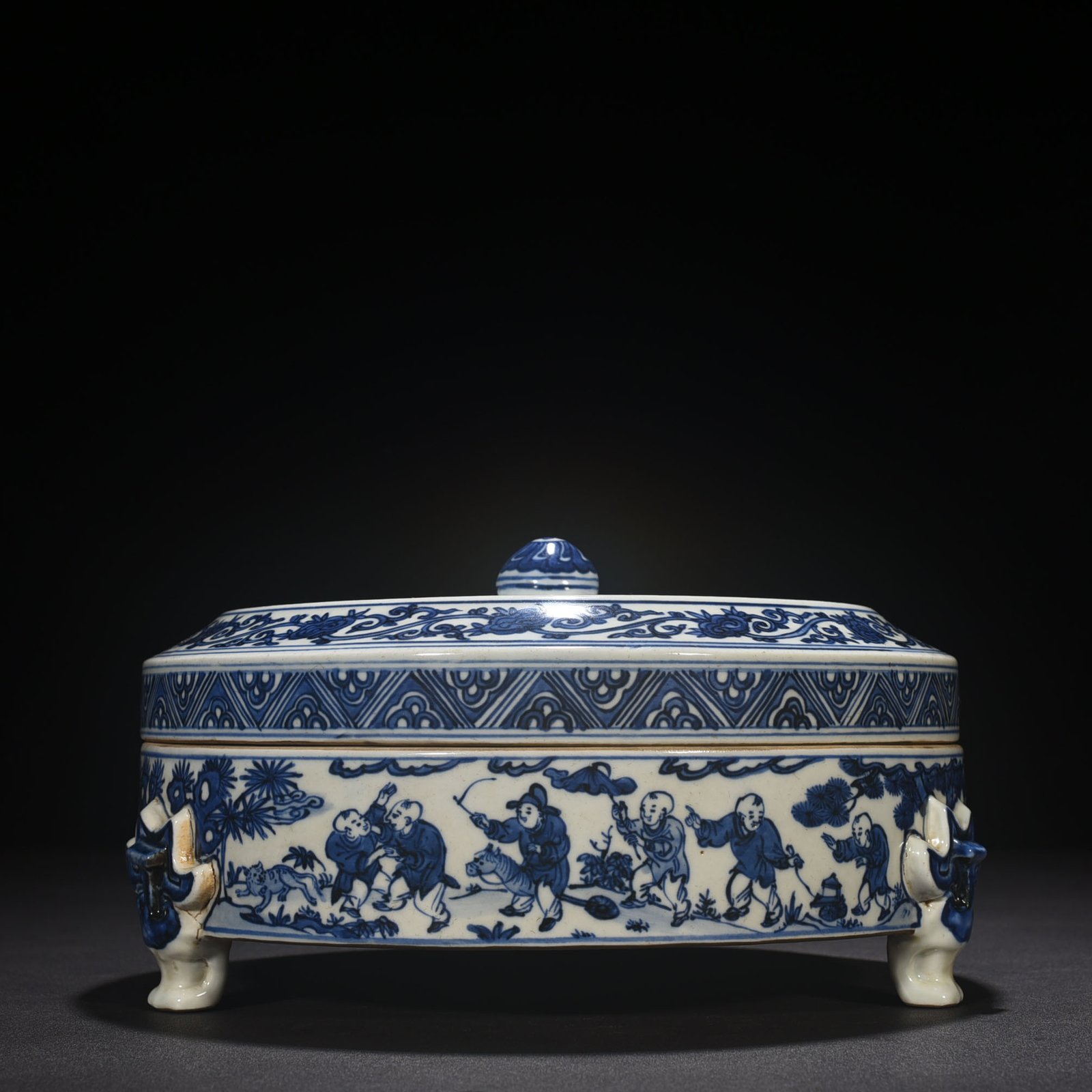 Ming Dynasty Jiajing blue and white chess calligraphy and painting three-legged fruit box