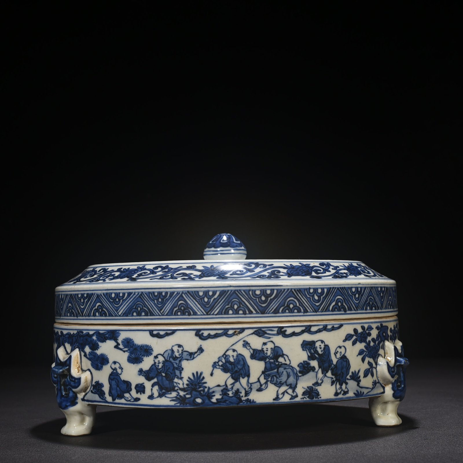 Ming Dynasty Jiajing blue and white chess calligraphy and painting three-legged fruit box