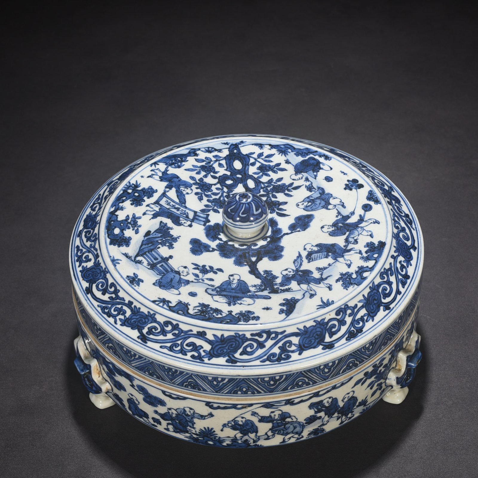 Ming Dynasty Jiajing blue and white chess calligraphy and painting three-legged fruit box