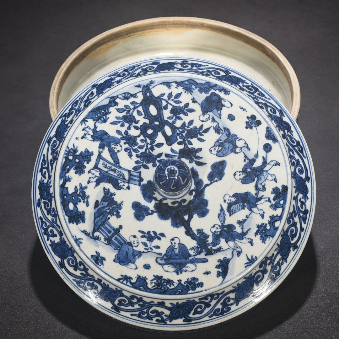 Ming Dynasty Jiajing blue and white chess calligraphy and painting three-legged fruit box
