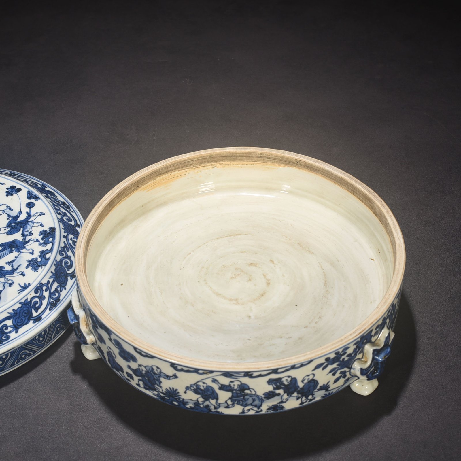 Ming Dynasty Jiajing blue and white chess calligraphy and painting three-legged fruit box