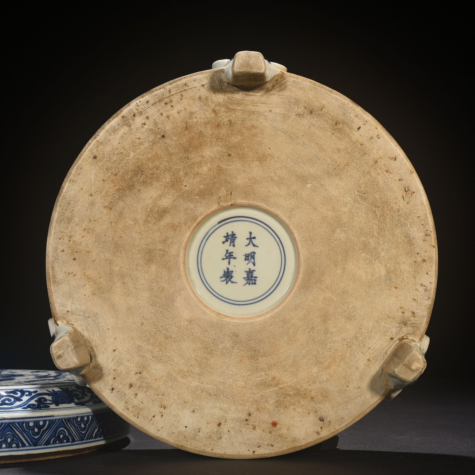 Ming Dynasty Jiajing blue and white chess calligraphy and painting three-legged fruit box