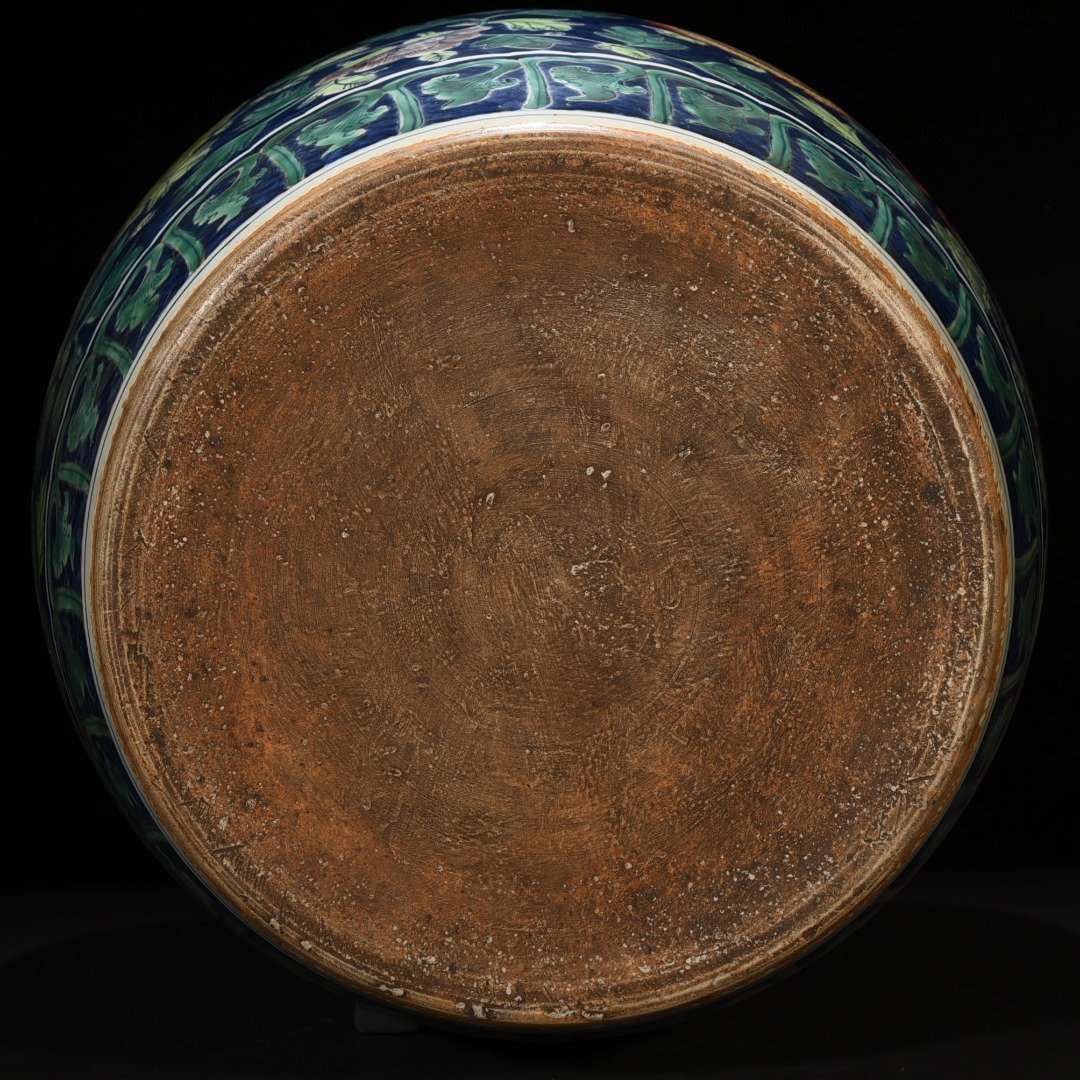 Ming Dynasty Jiajing blue and white blue ground colorful phoenix peony pattern large jar