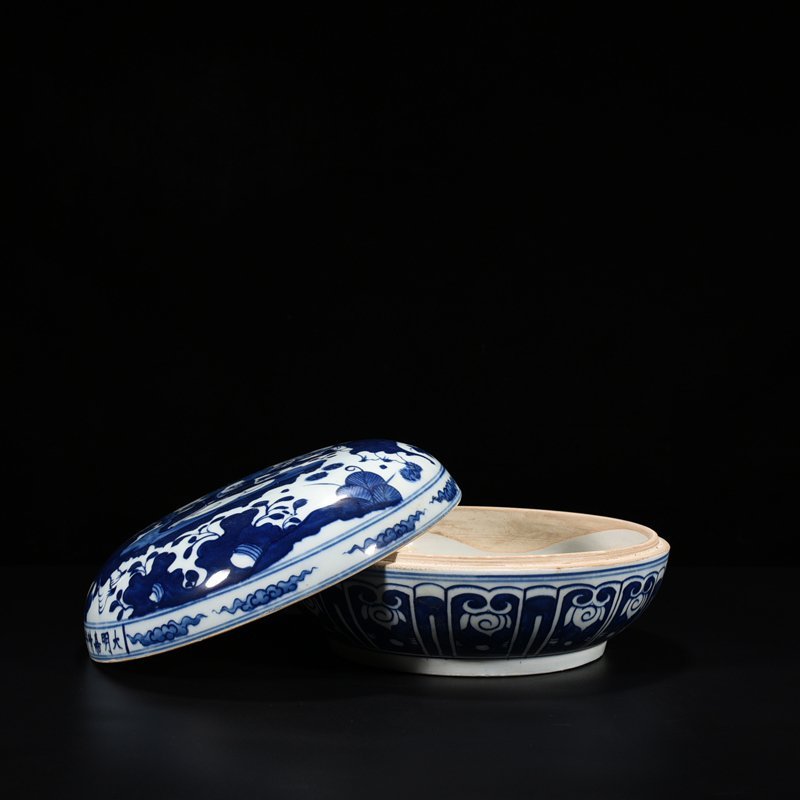 Ming Dynasty Jiajing blue and white birthday fruit box