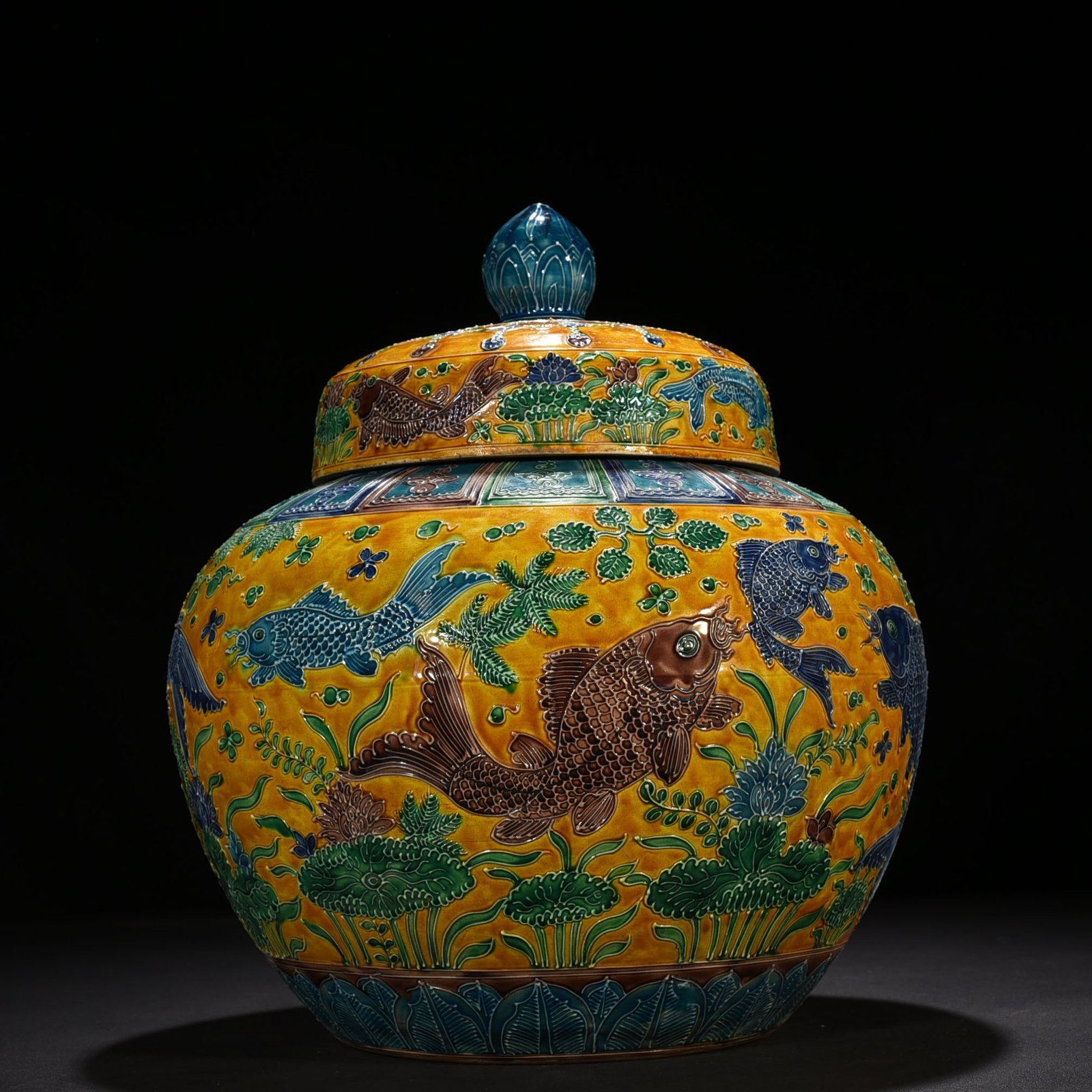 Ming Dynasty Jiajing yellow ground inscription enamel fish and algae pattern lid jar