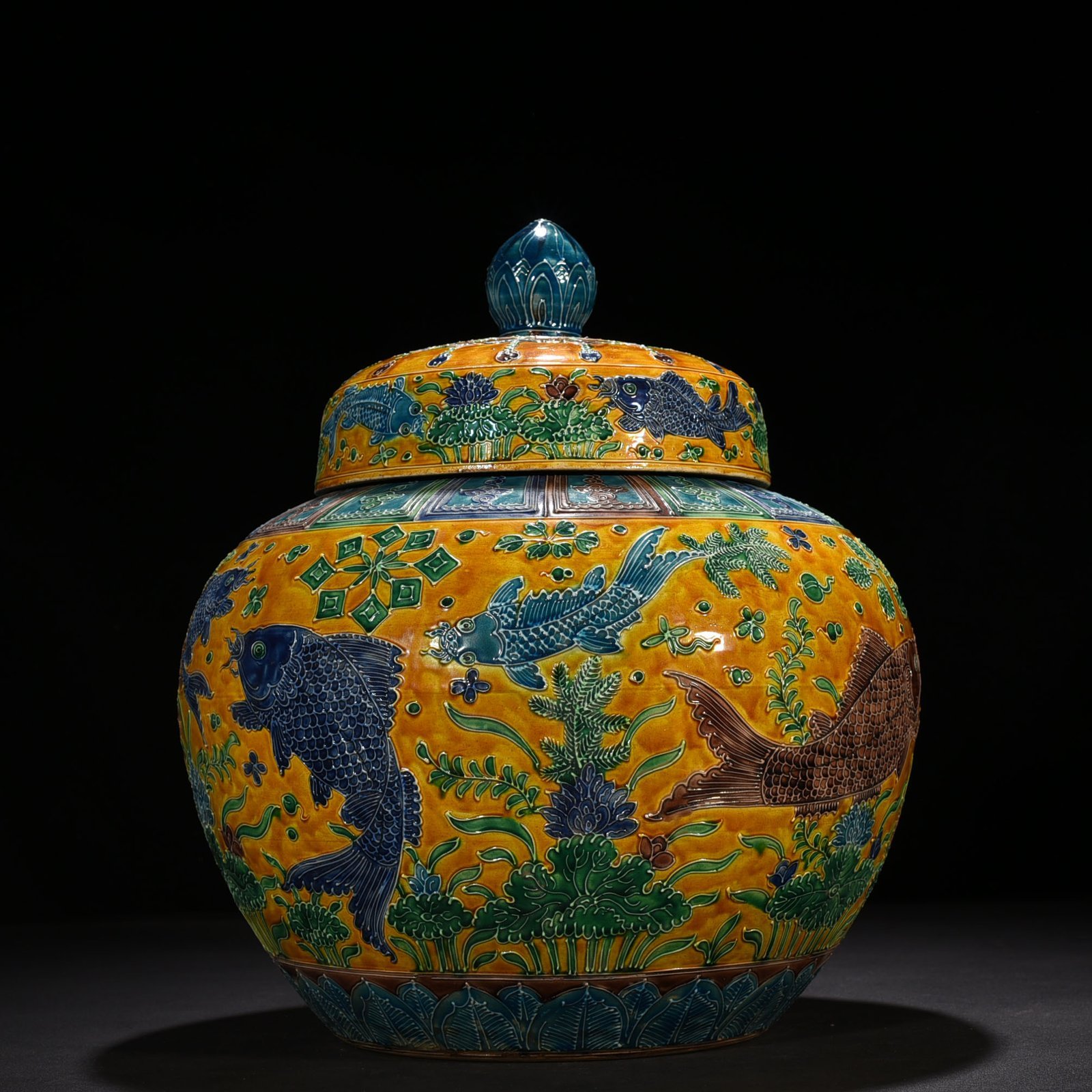 Ming Dynasty Jiajing yellow ground inscription enamel fish and algae pattern lid jar