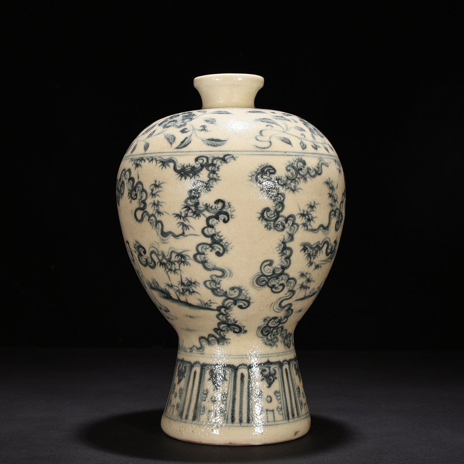 Ming Dynasty blue and white character story pattern waist plum vase