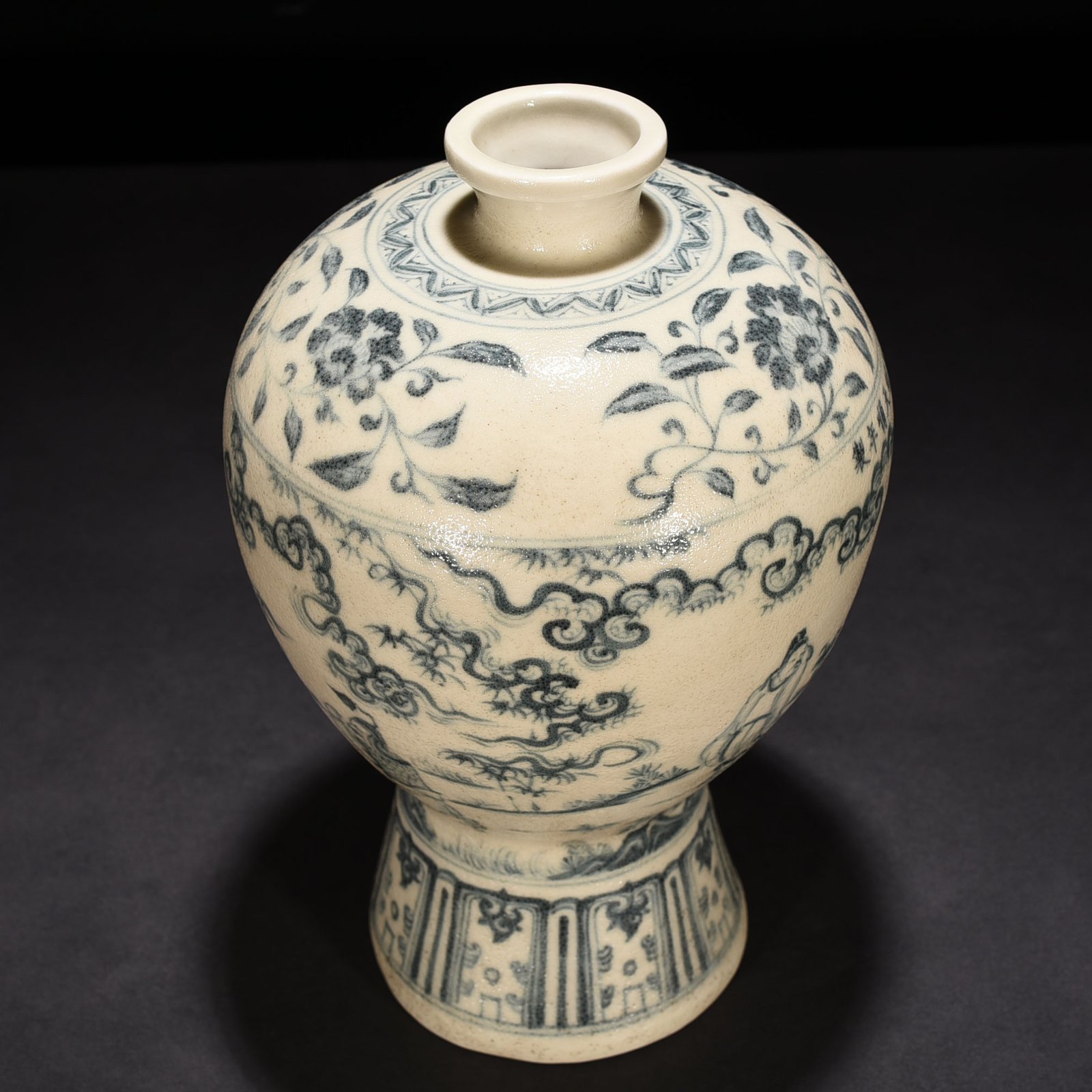 Ming Dynasty blue and white character story pattern waist plum vase