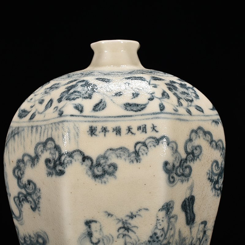 Ming Dynasty blue and white character pattern eight-way plum vase