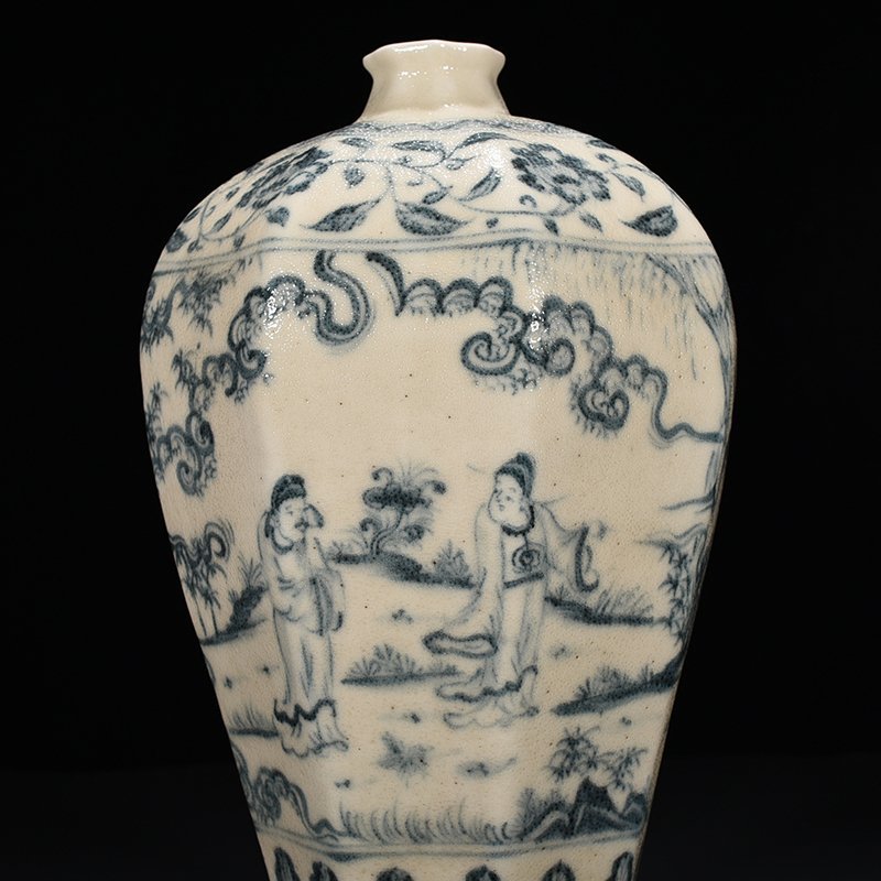 Ming Dynasty blue and white character pattern eight-way plum vase
