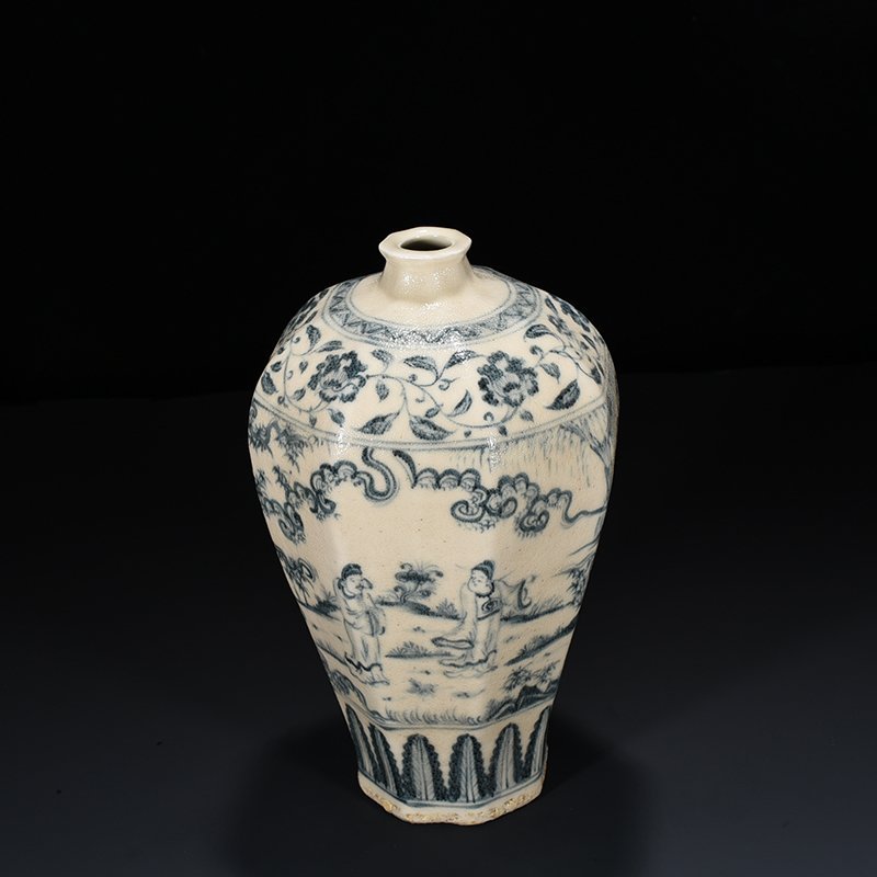 Ming Dynasty blue and white character pattern eight-way plum vase
