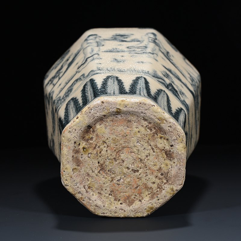Ming Dynasty blue and white character pattern eight-way plum vase