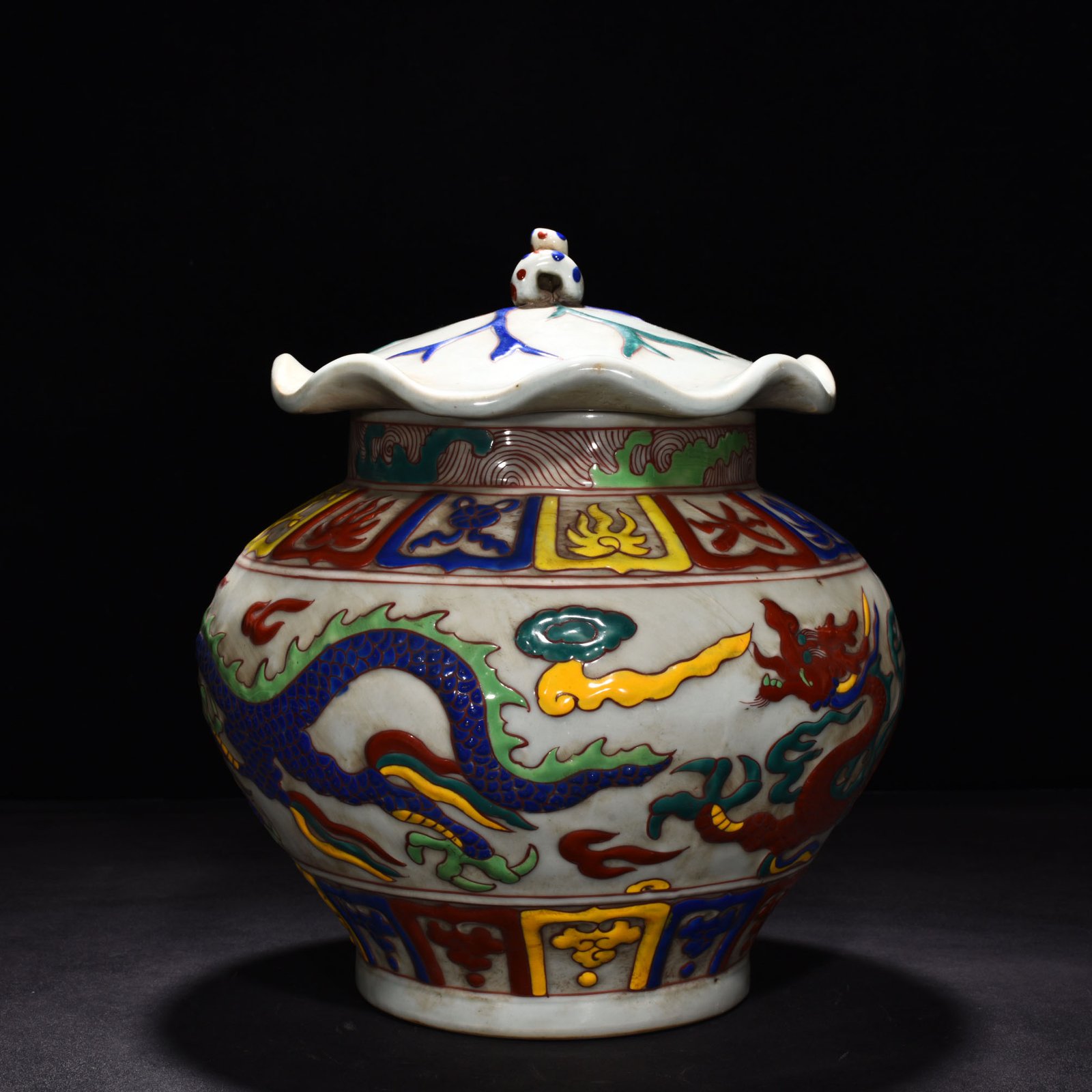 Ming Dynasty Xuande colorful cloud and dragon pattern lotus leaf covered jar