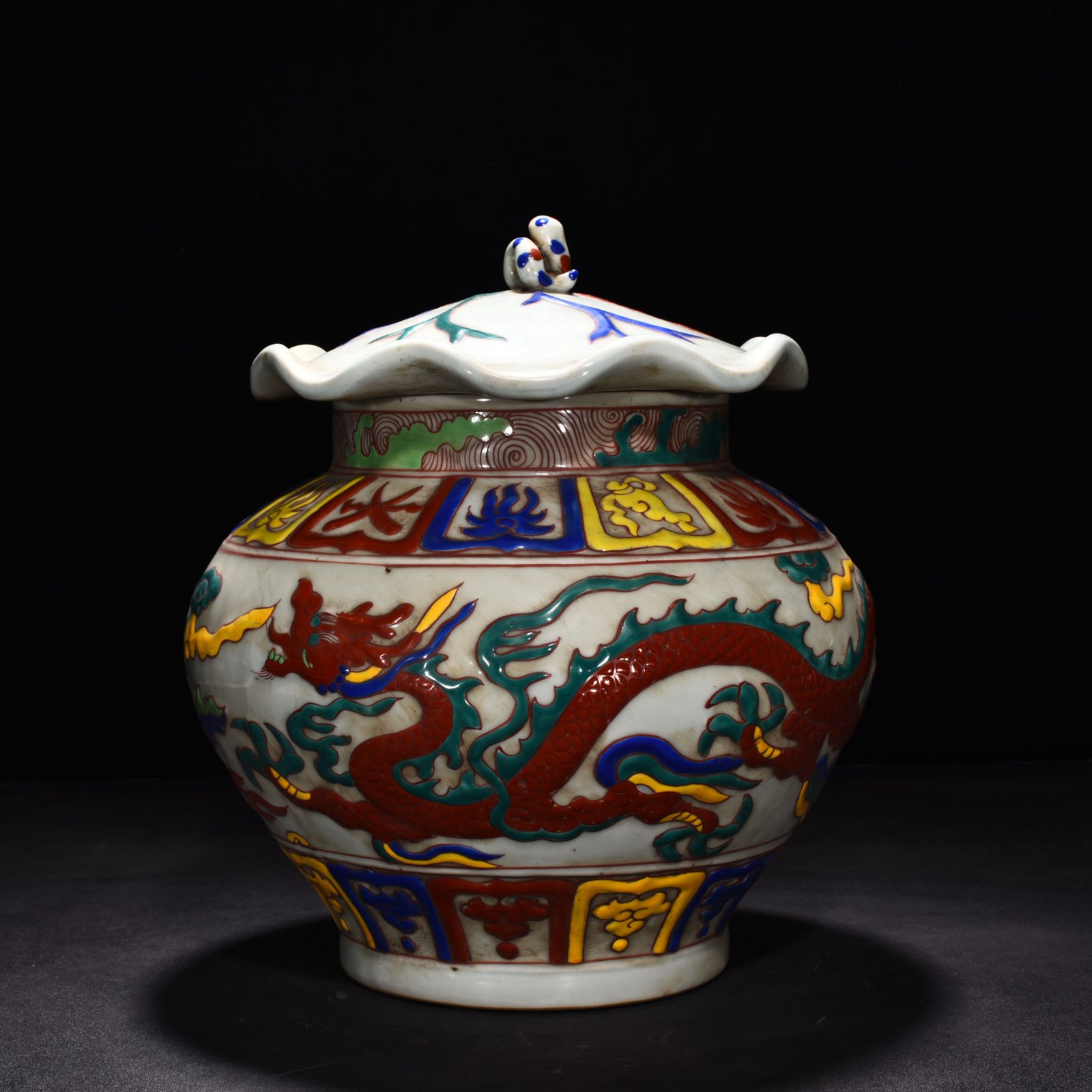 Ming Dynasty Xuande colorful cloud and dragon pattern lotus leaf covered jar