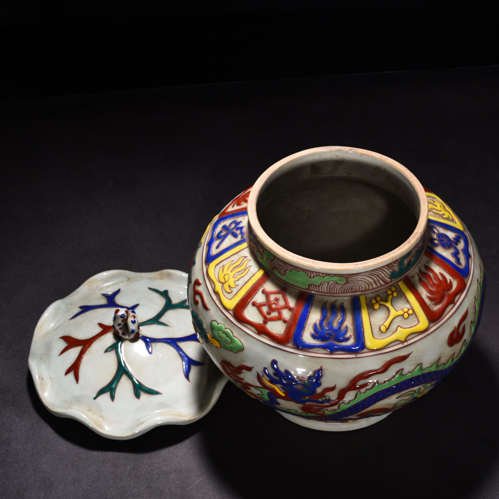 Ming Dynasty Xuande colorful cloud and dragon pattern lotus leaf covered jar