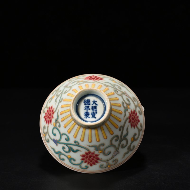 Ming Dynasty Xuande multicolored gold-painted bamboo hat bowl with lotus pattern