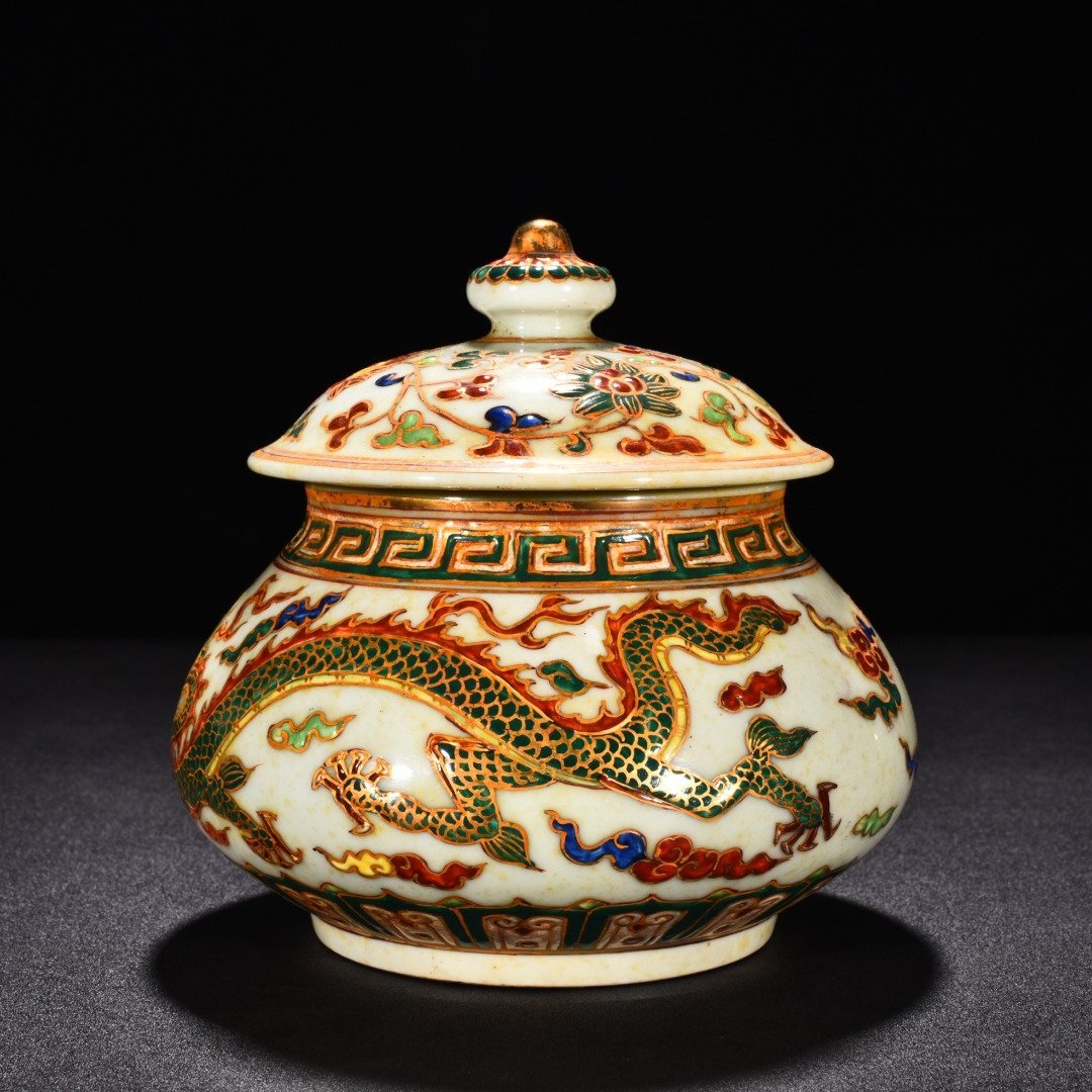 Ming Dynasty Xuande multi-colored covered jar with gold dragon and phoenix pattern