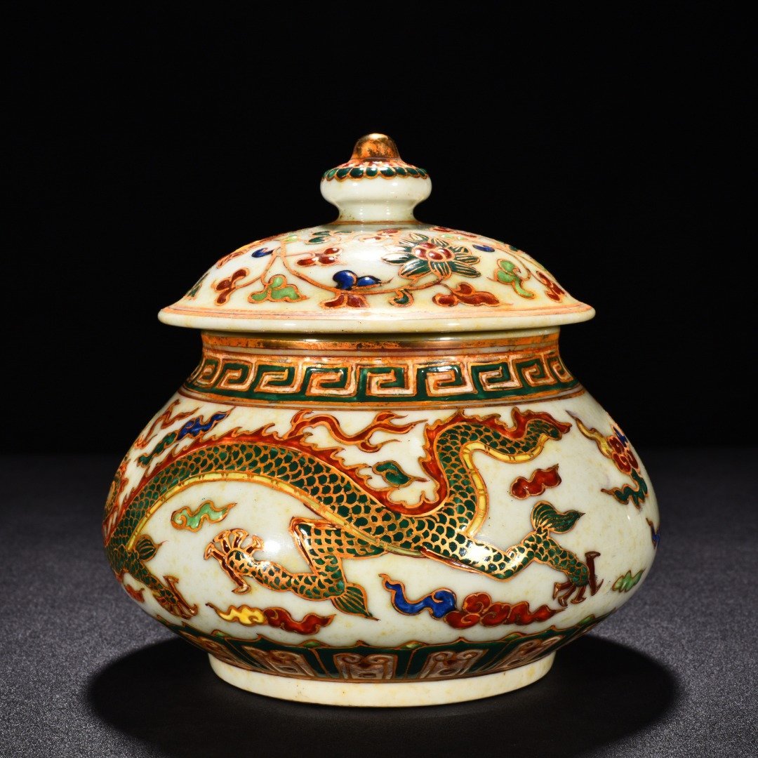Ming Dynasty Xuande multi-colored covered jar with gold dragon and phoenix pattern