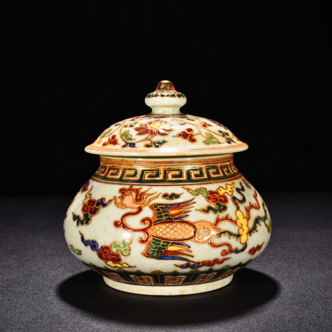 Ming Dynasty Xuande multi-colored covered jar with gold dragon and phoenix pattern