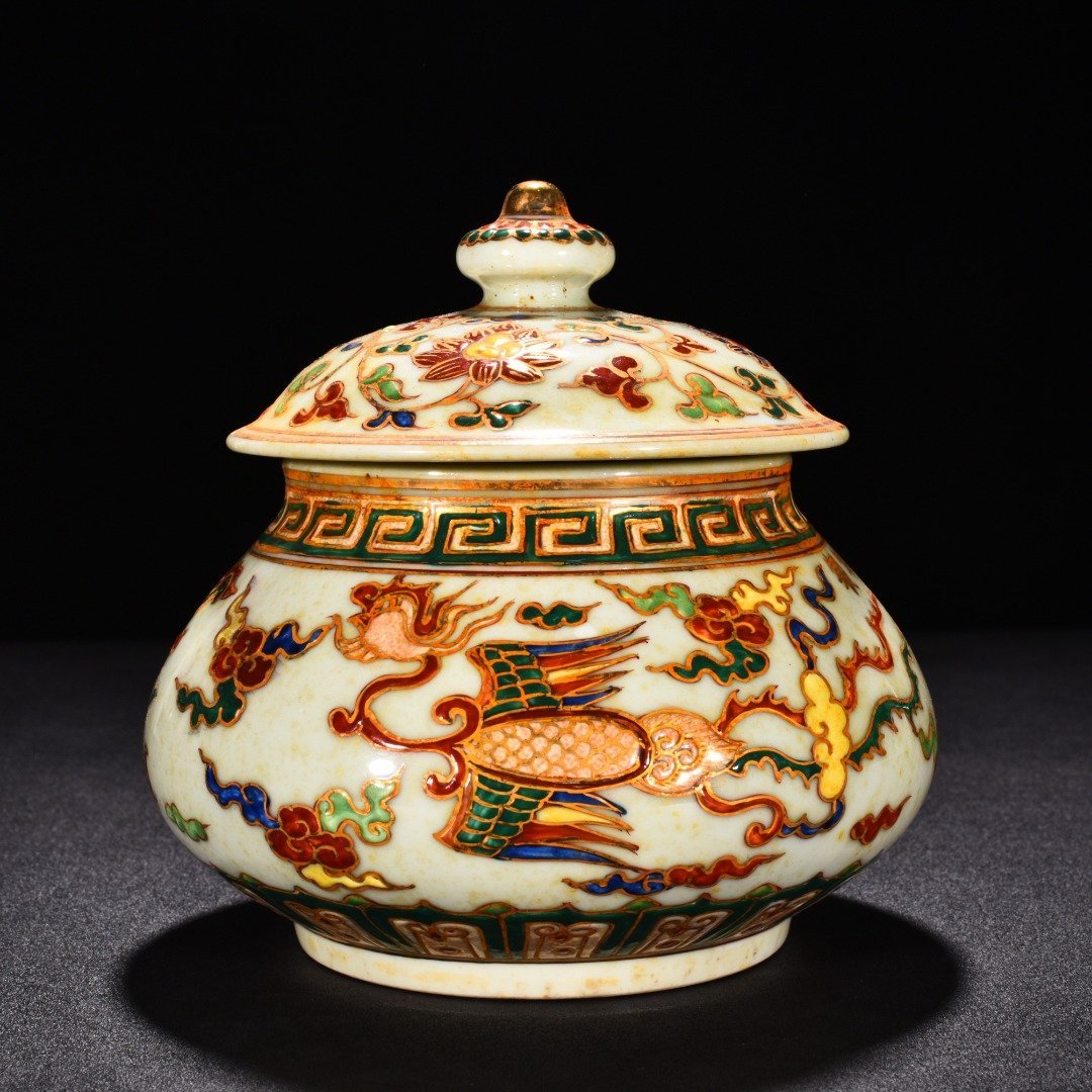Ming Dynasty Xuande multi-colored covered jar with gold dragon and phoenix pattern