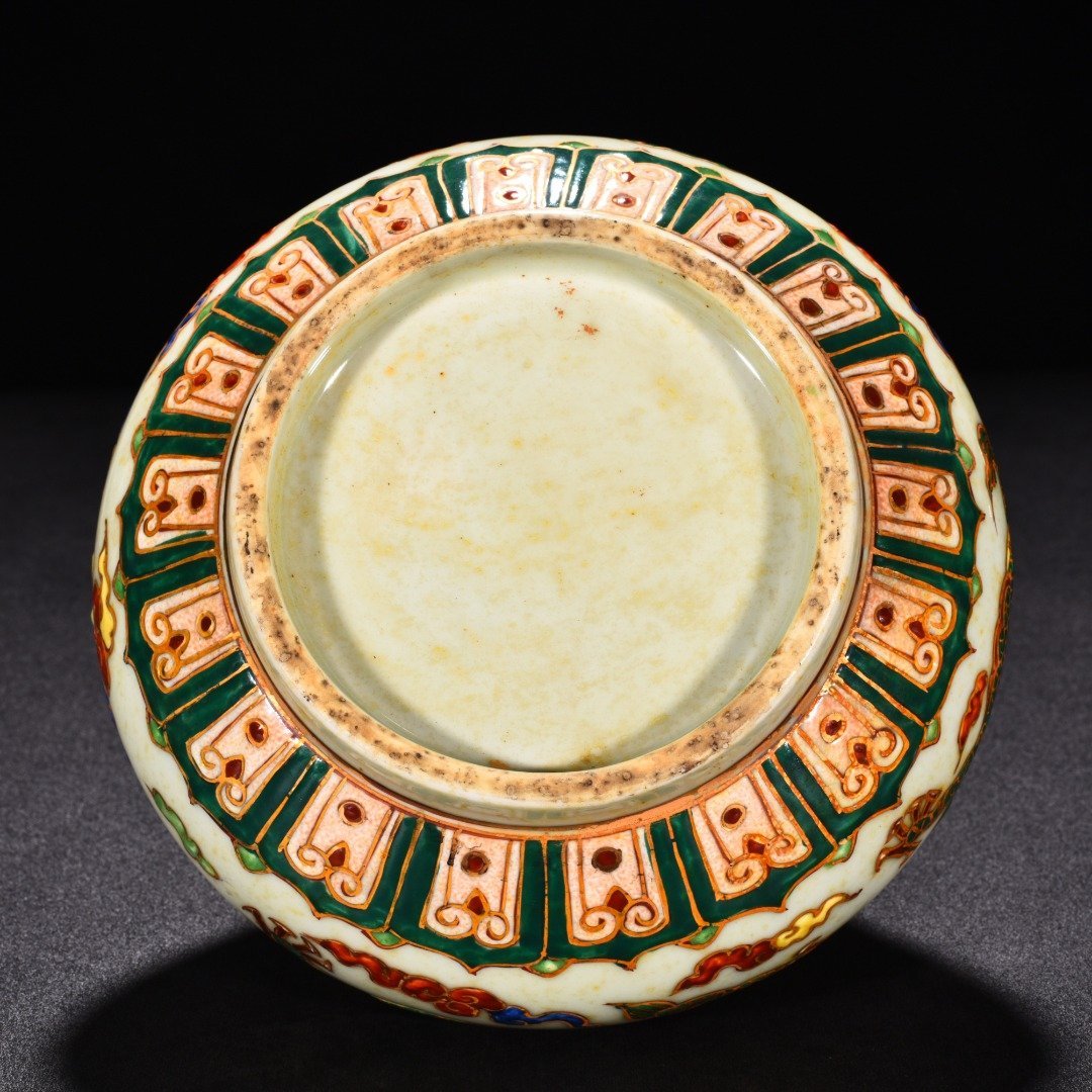 Ming Dynasty Xuande multi-colored covered jar with gold dragon and phoenix pattern