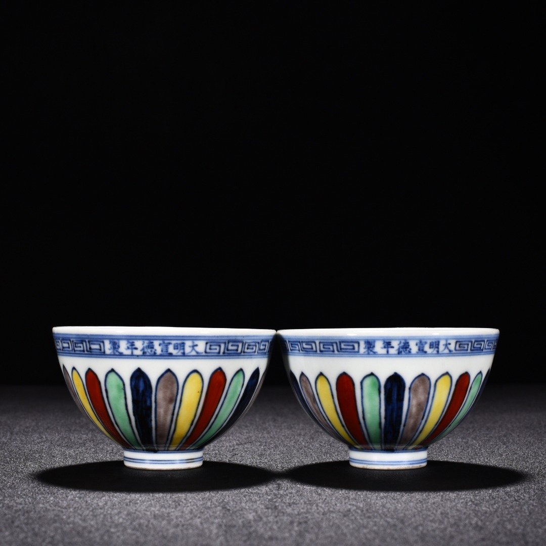 Ming Dynasty Xuande multicolored chrysanthemum flower pattern chicken heart cup