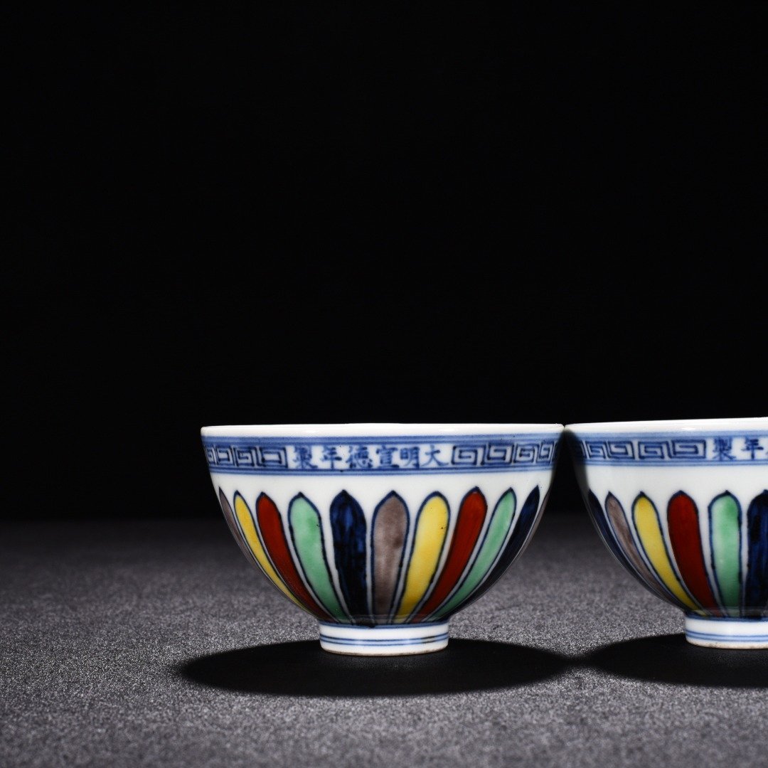 Ming Dynasty Xuande multicolored chrysanthemum flower pattern chicken heart cup