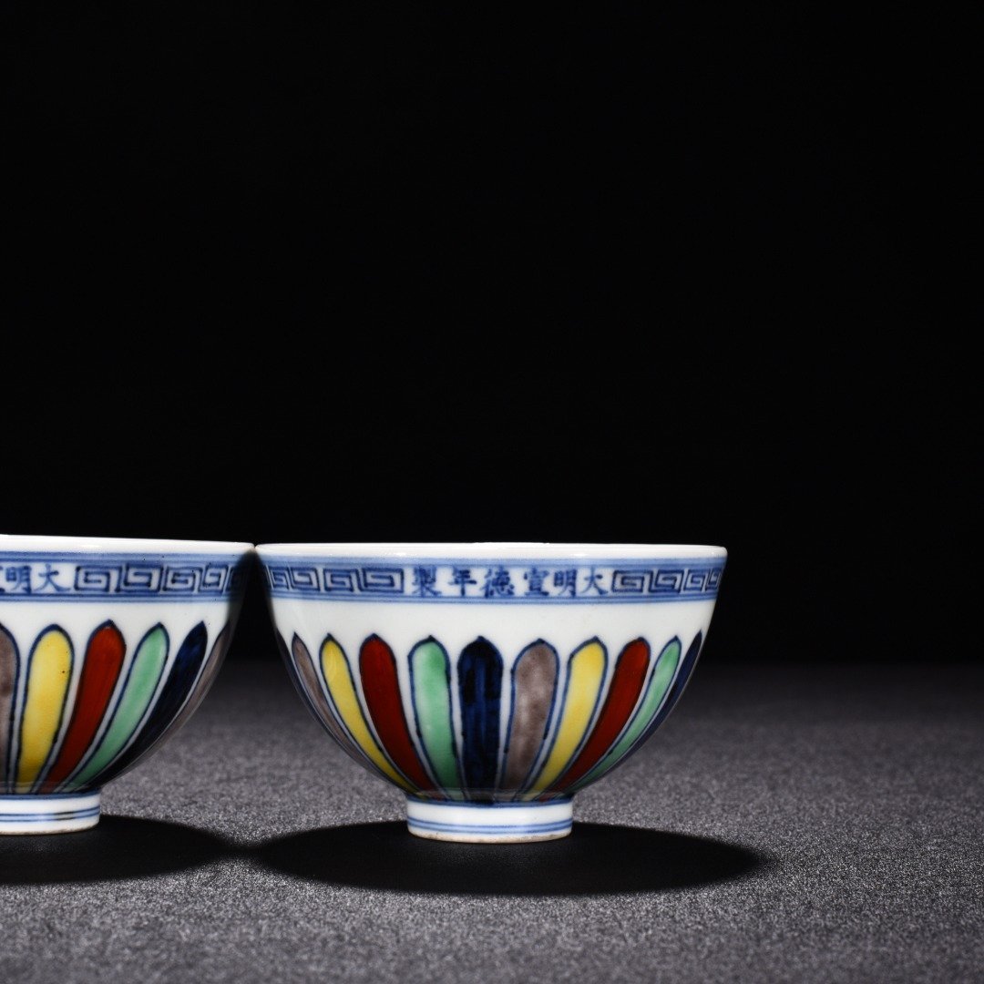 Ming Dynasty Xuande multicolored chrysanthemum flower pattern chicken heart cup