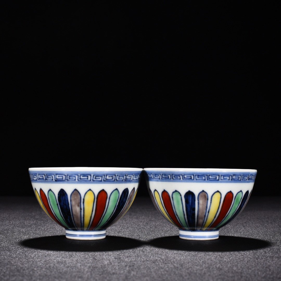 Ming Dynasty Xuande multicolored chrysanthemum flower pattern chicken heart cup