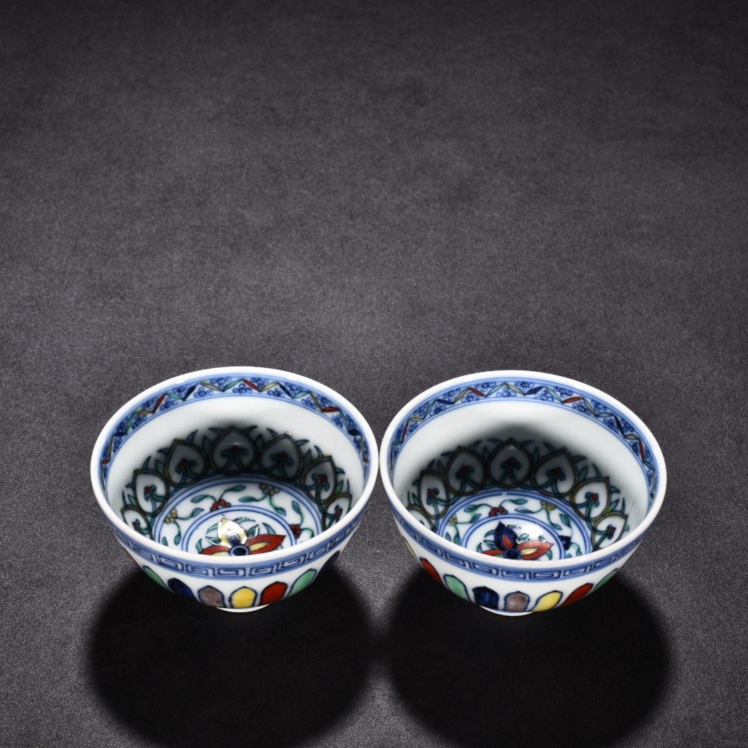 Ming Dynasty Xuande multicolored chrysanthemum flower pattern chicken heart cup