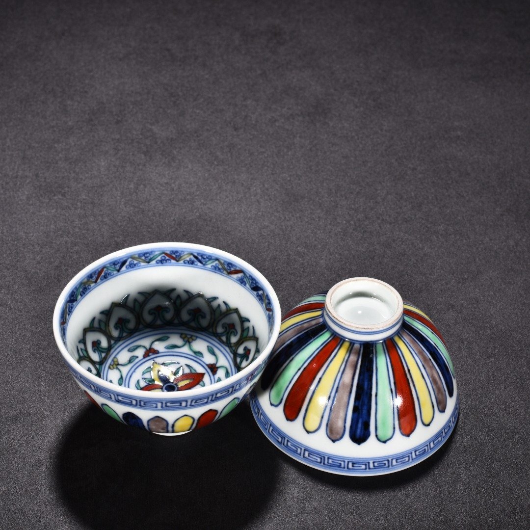 Ming Dynasty Xuande multicolored chrysanthemum flower pattern chicken heart cup