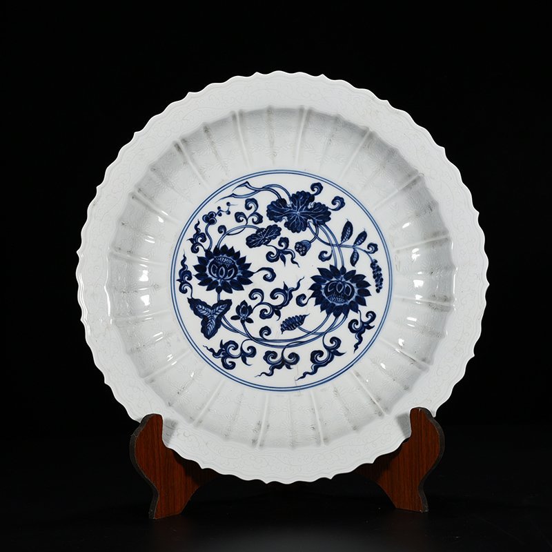 Ming Dynasty Xuande egg-white glazed blue and white bouquet with lotus plate