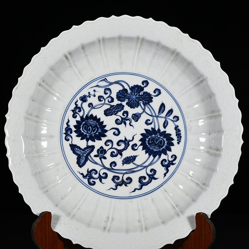 Ming Dynasty Xuande egg-white glazed blue and white bouquet with lotus plate