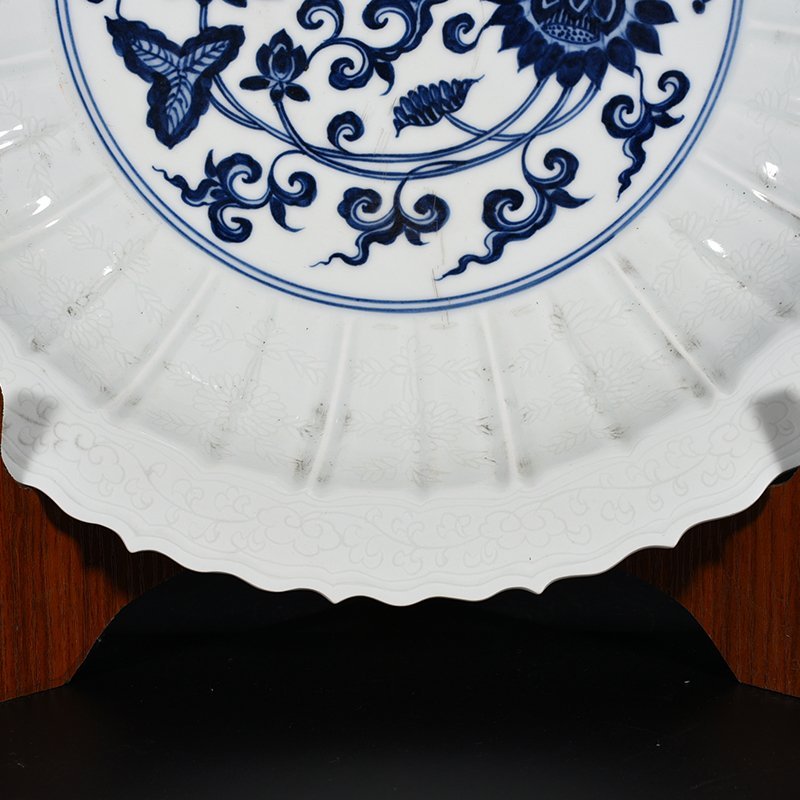 Ming Dynasty Xuande egg-white glazed blue and white bouquet with lotus plate