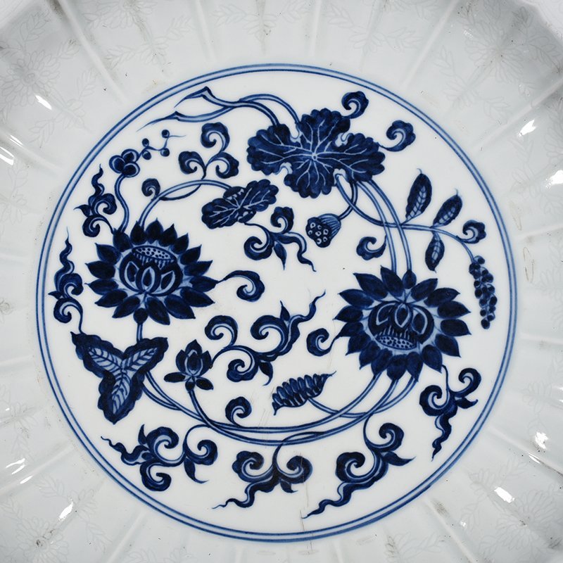 Ming Dynasty Xuande egg-white glazed blue and white bouquet with lotus plate