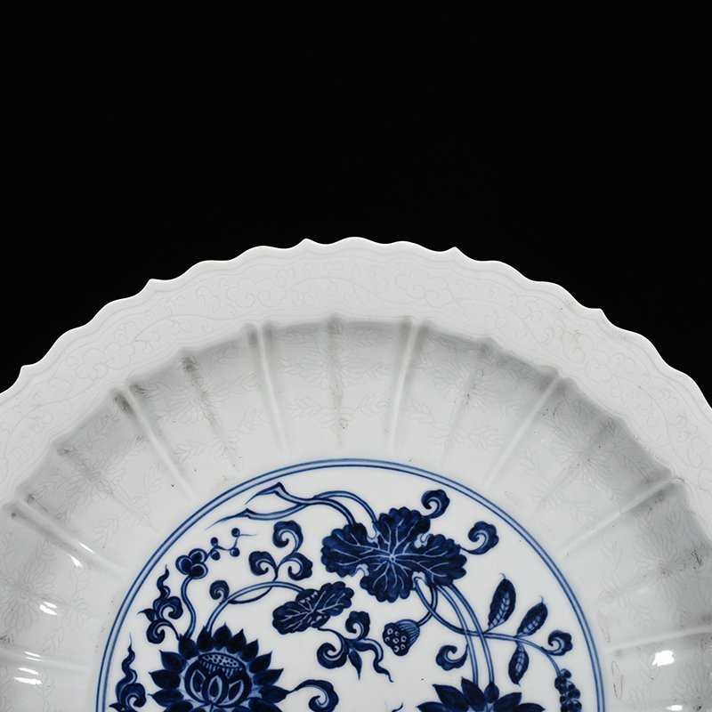 Ming Dynasty Xuande egg-white glazed blue and white bouquet with lotus plate