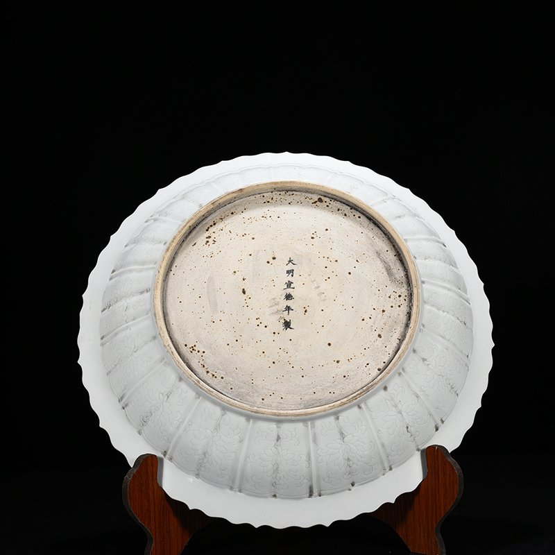 Ming Dynasty Xuande egg-white glazed blue and white bouquet with lotus plate