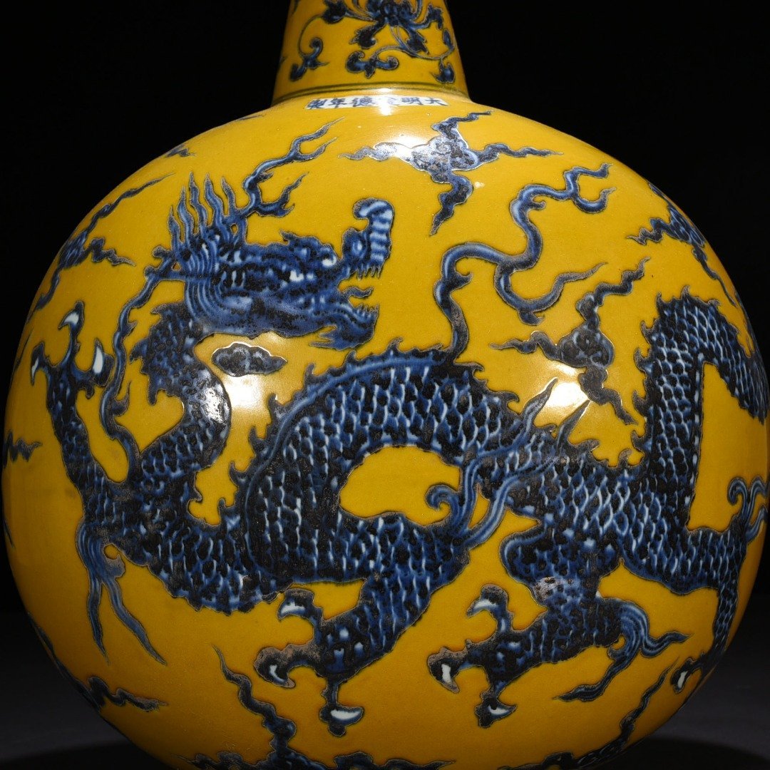 Ming Dynasty Xuande Jiao yellow glaze blue and white dragon pattern flat vase