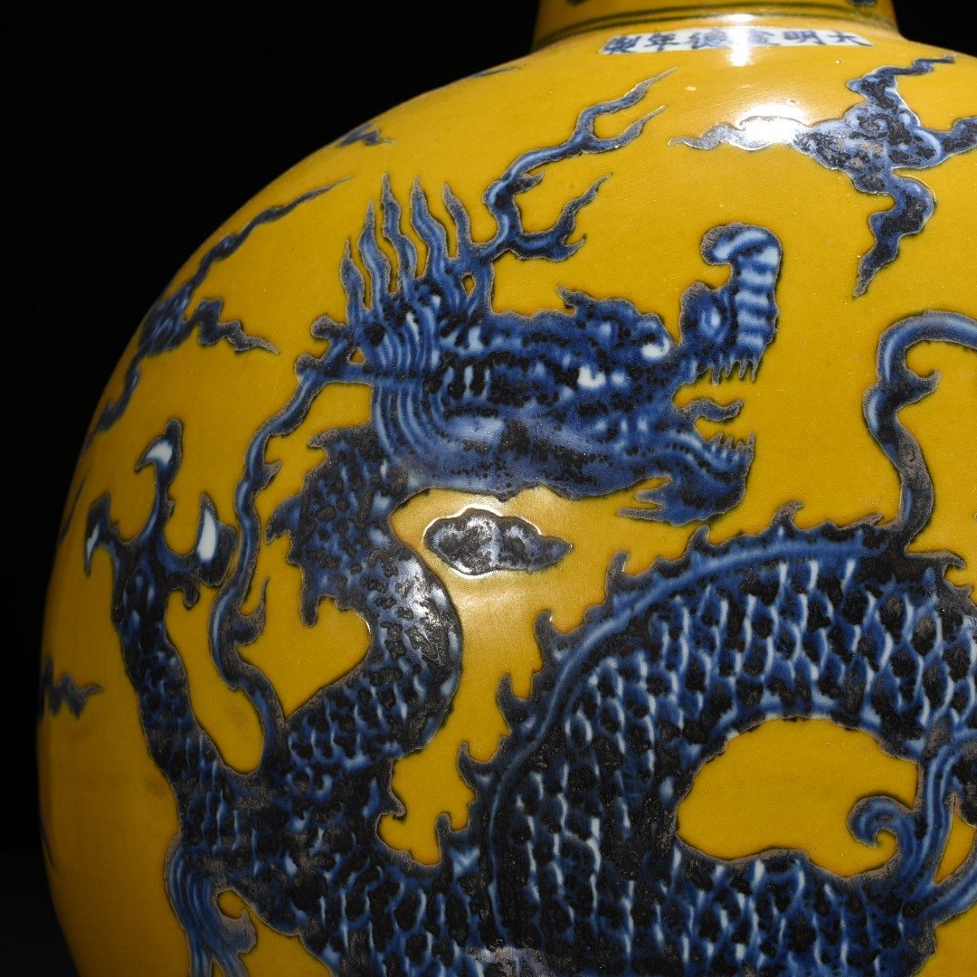 Ming Dynasty Xuande Jiao yellow glaze blue and white dragon pattern flat vase