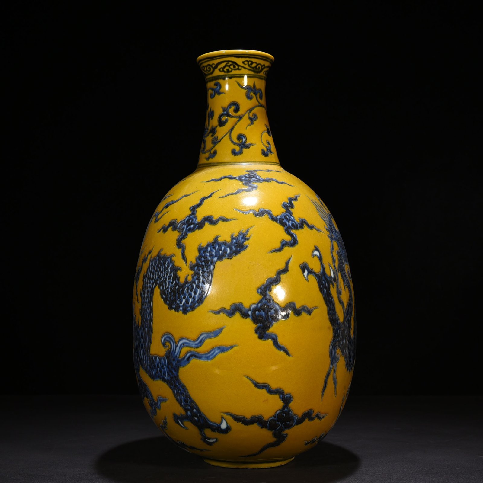 Ming Dynasty Xuande Jiao yellow glaze blue and white dragon pattern flat vase