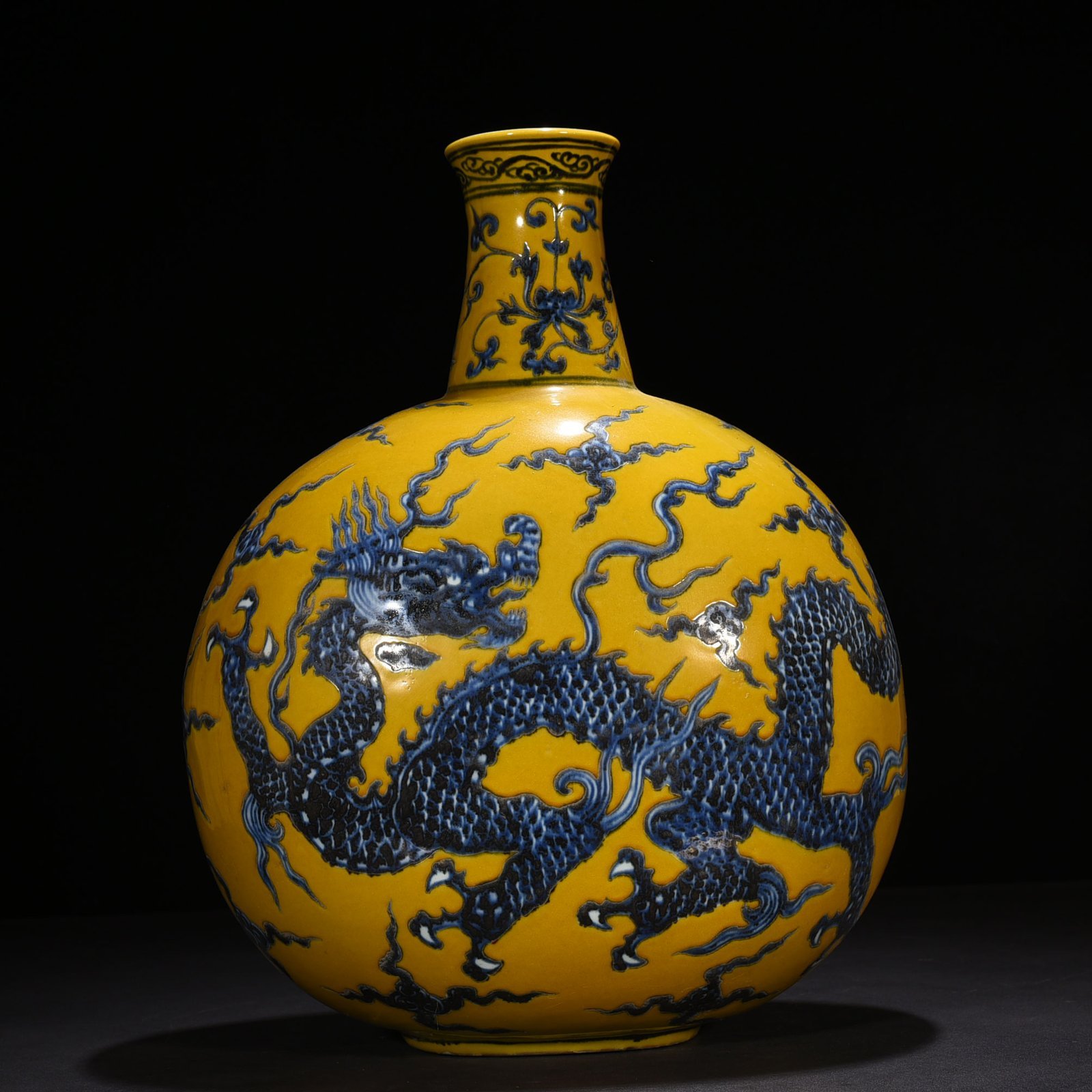 Ming Dynasty Xuande Jiao yellow glaze blue and white dragon pattern flat vase