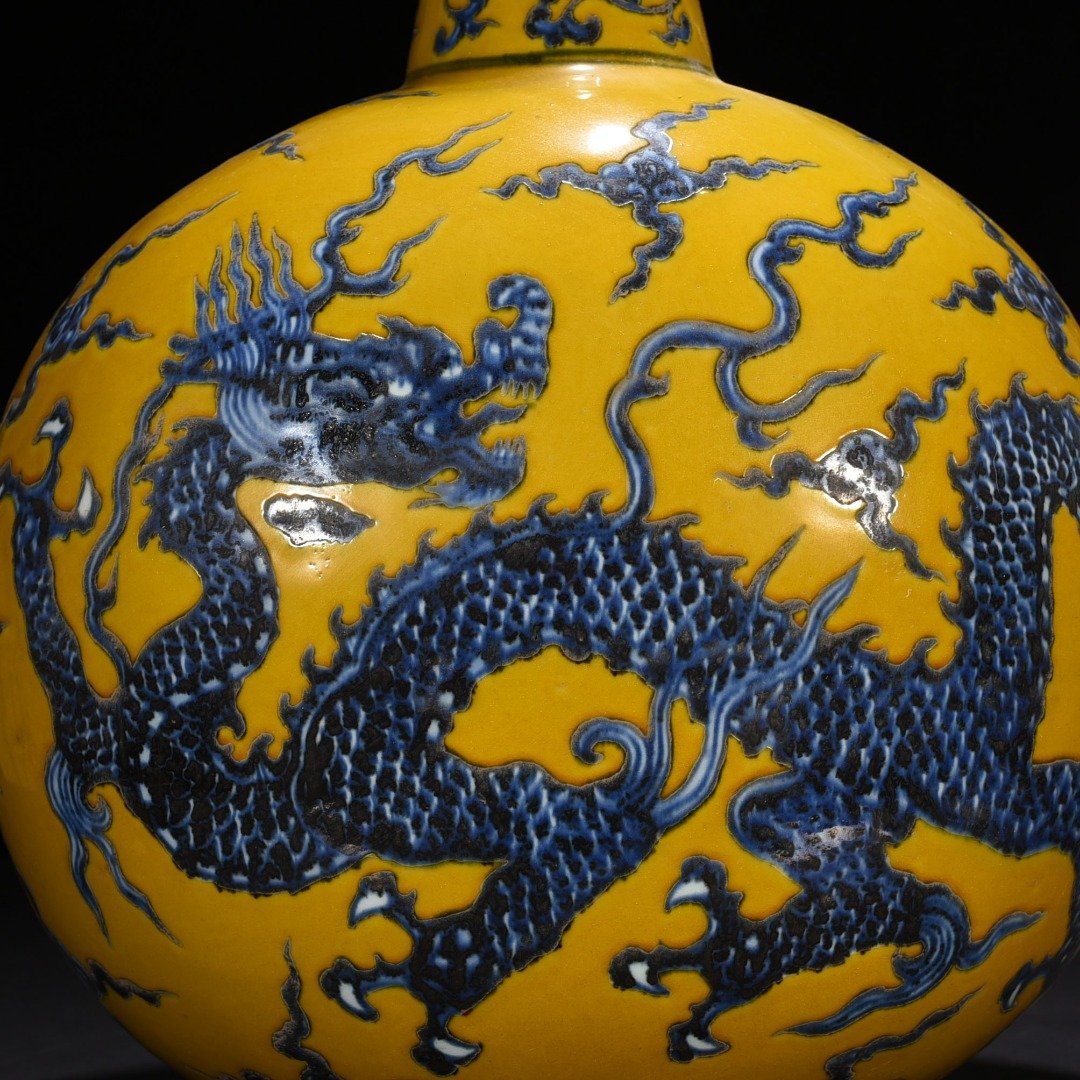 Ming Dynasty Xuande Jiao yellow glaze blue and white dragon pattern flat vase