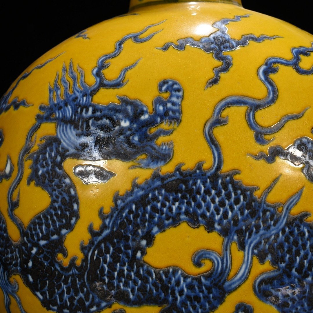 Ming Dynasty Xuande Jiao yellow glaze blue and white dragon pattern flat vase