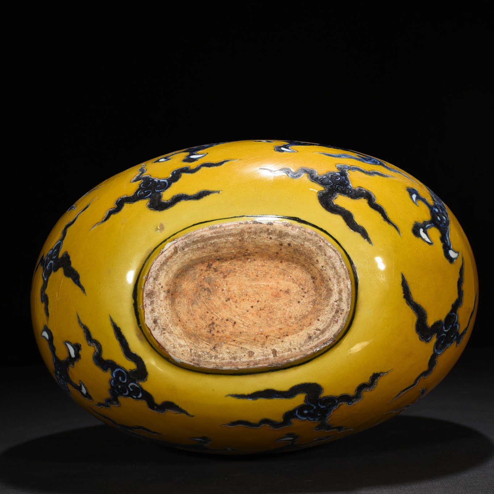 Ming Dynasty Xuande Jiao yellow glaze blue and white dragon pattern flat vase