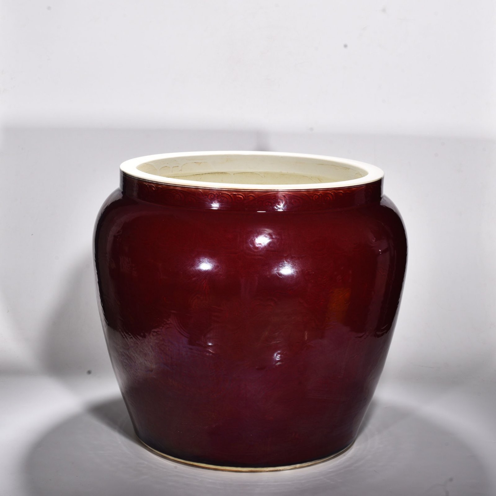 Ming Dynasty Xuande ruby ​​red glaze engraved cloud and dragon pattern scroll vat
