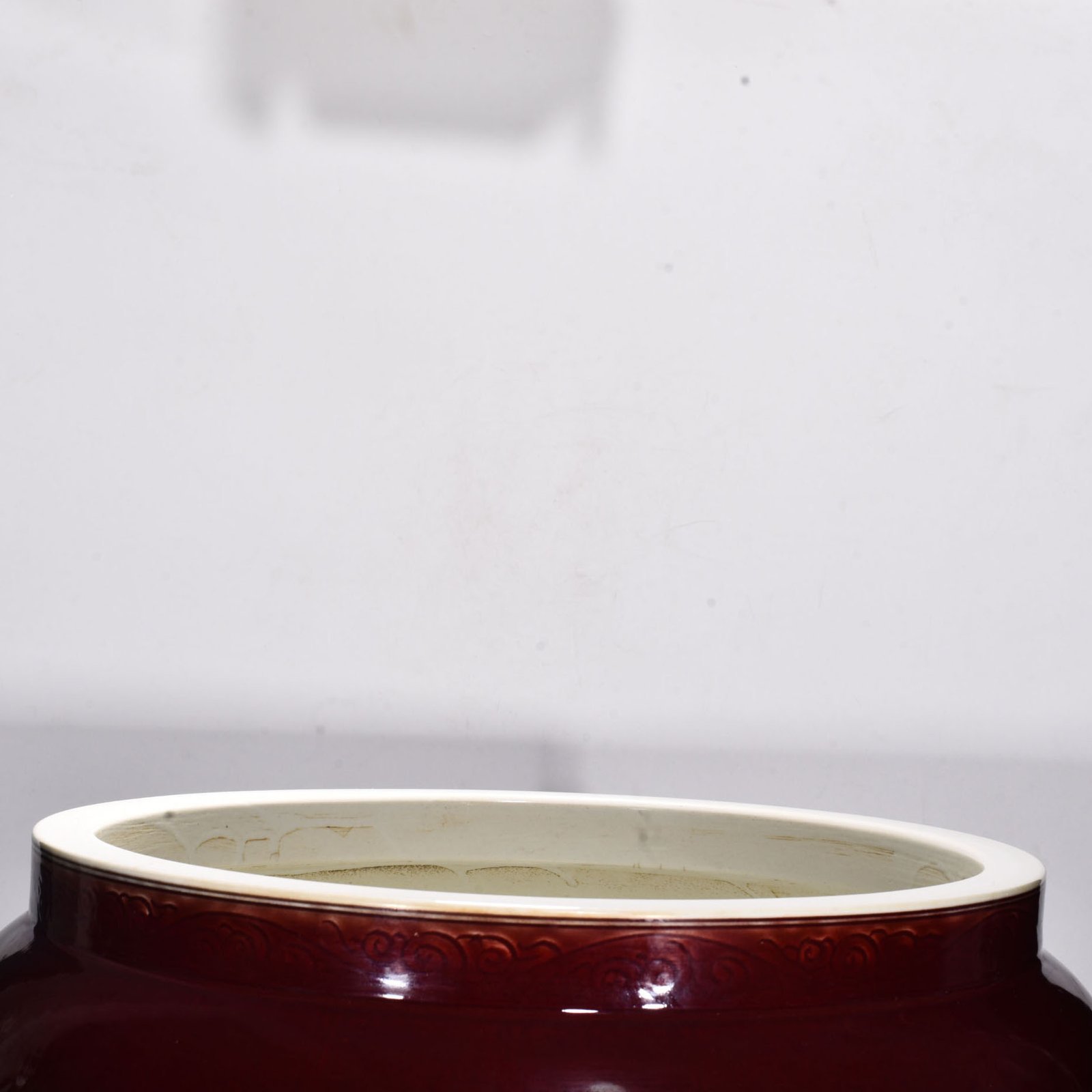 Ming Dynasty Xuande ruby ​​red glaze engraved cloud and dragon pattern scroll vat